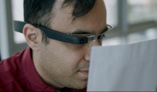 Imagen de una persona utilizando Envision Glasses (foto Sadjad Frogh)