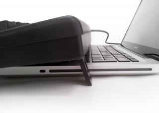 Imagen del teclado Titán con un ordenador portátil